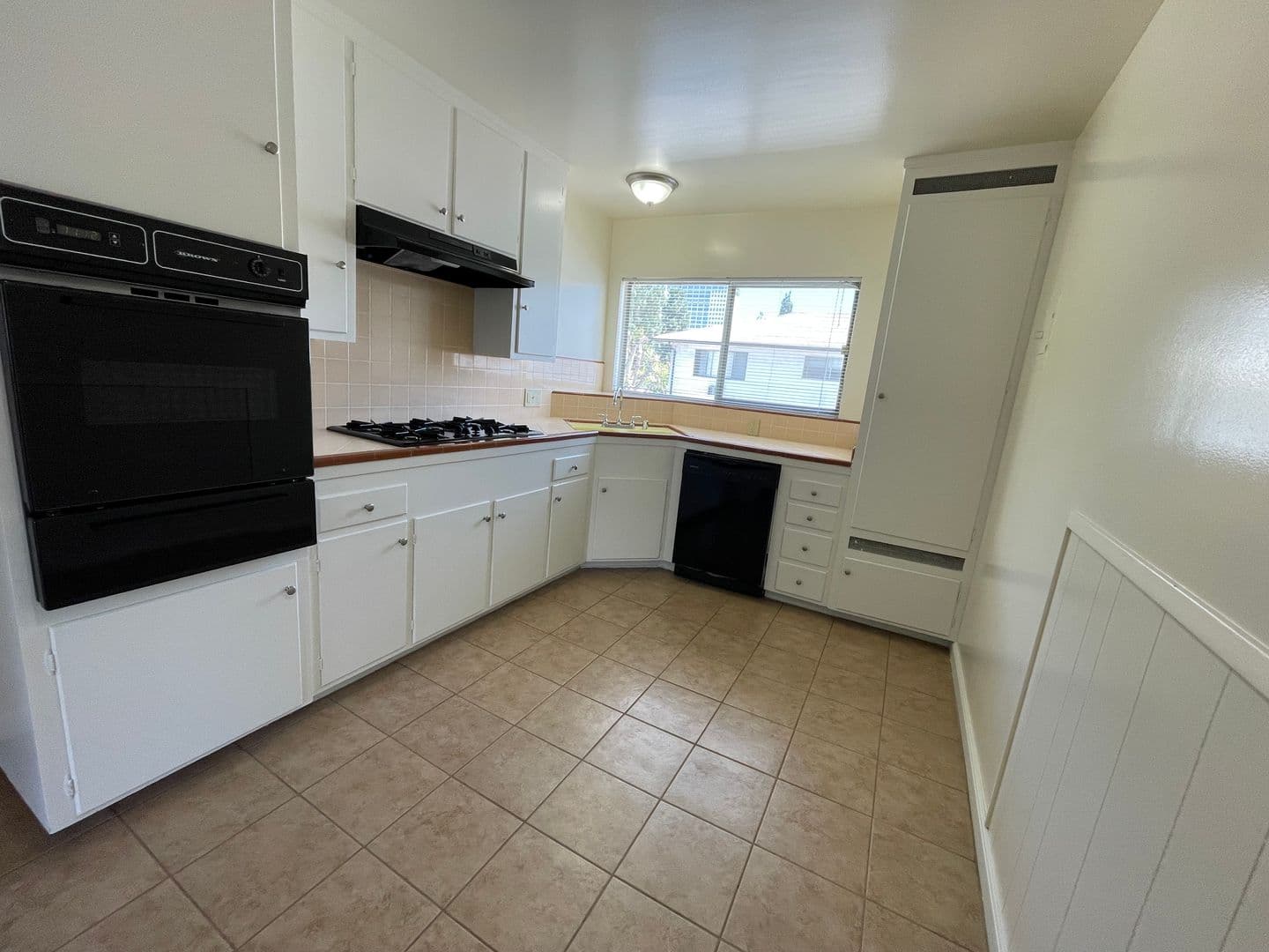 Glendale Apartment: 460 W. Doran St.