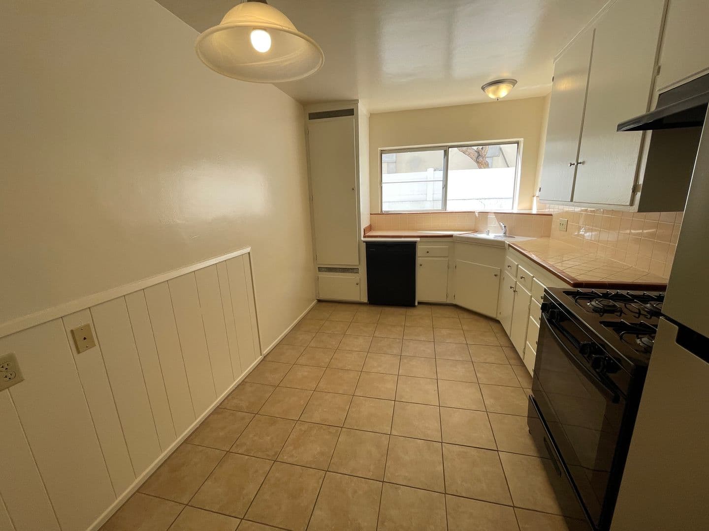 Glendale Apartment: 365 W. Doran St.
