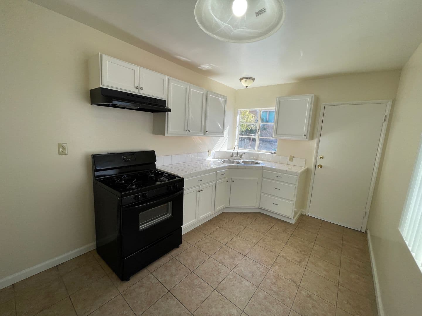 Glendale Apartment: 522 W. Glenoaks Blvd. #B