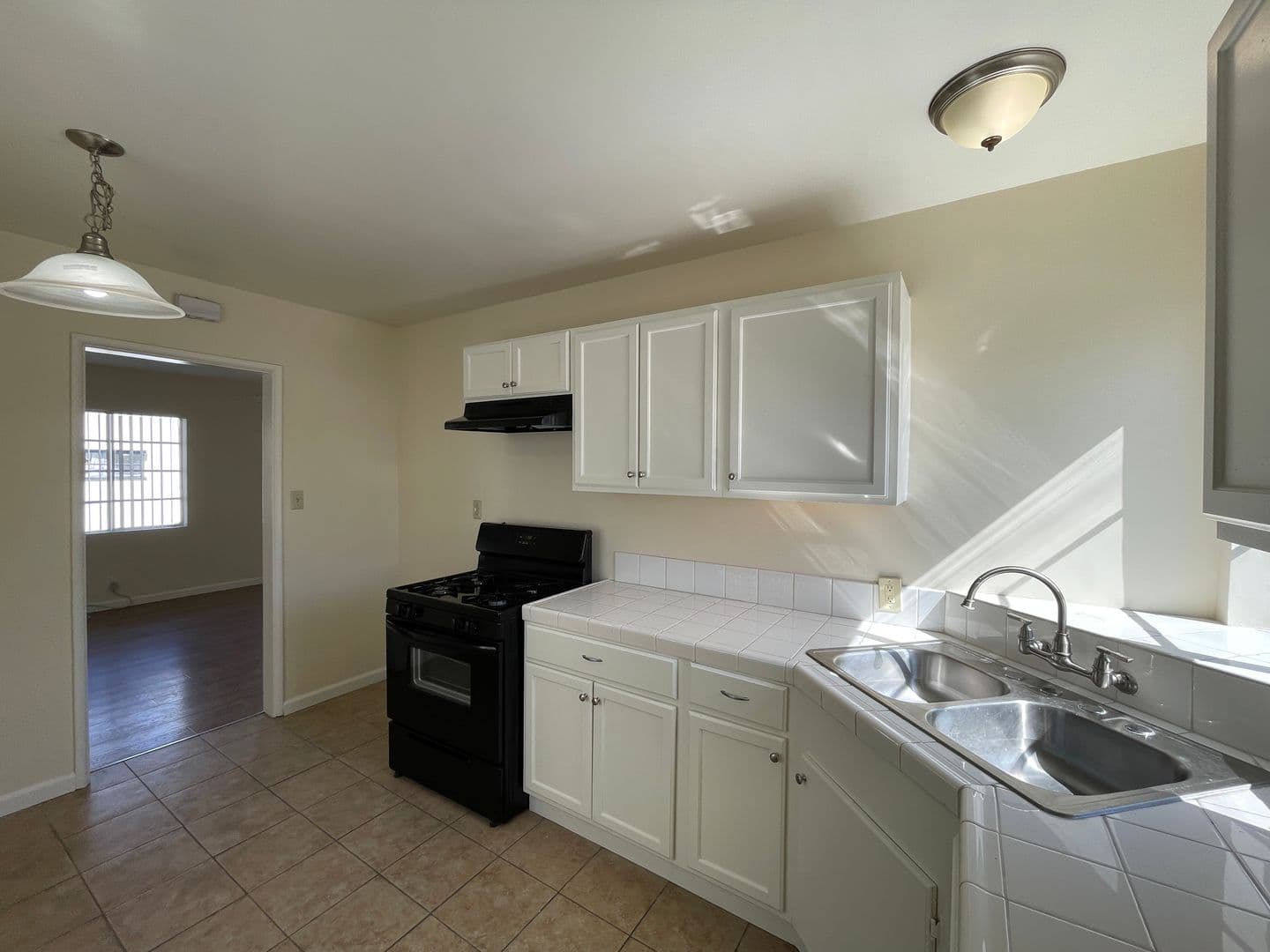 Glendale Apartment: 522 W. Glenoaks Blvd. #B