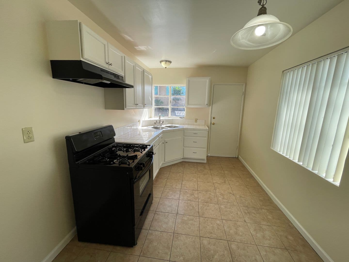 Glendale Apartment: 522 W. Glenoaks Blvd. #B