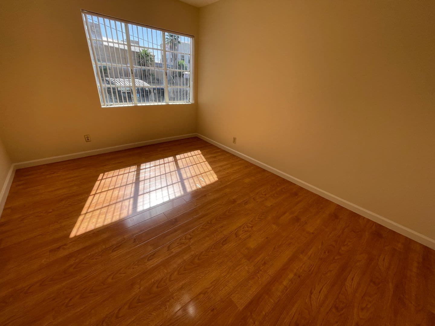 Glendale Apartment: 522 W. Glenoaks Blvd. #B