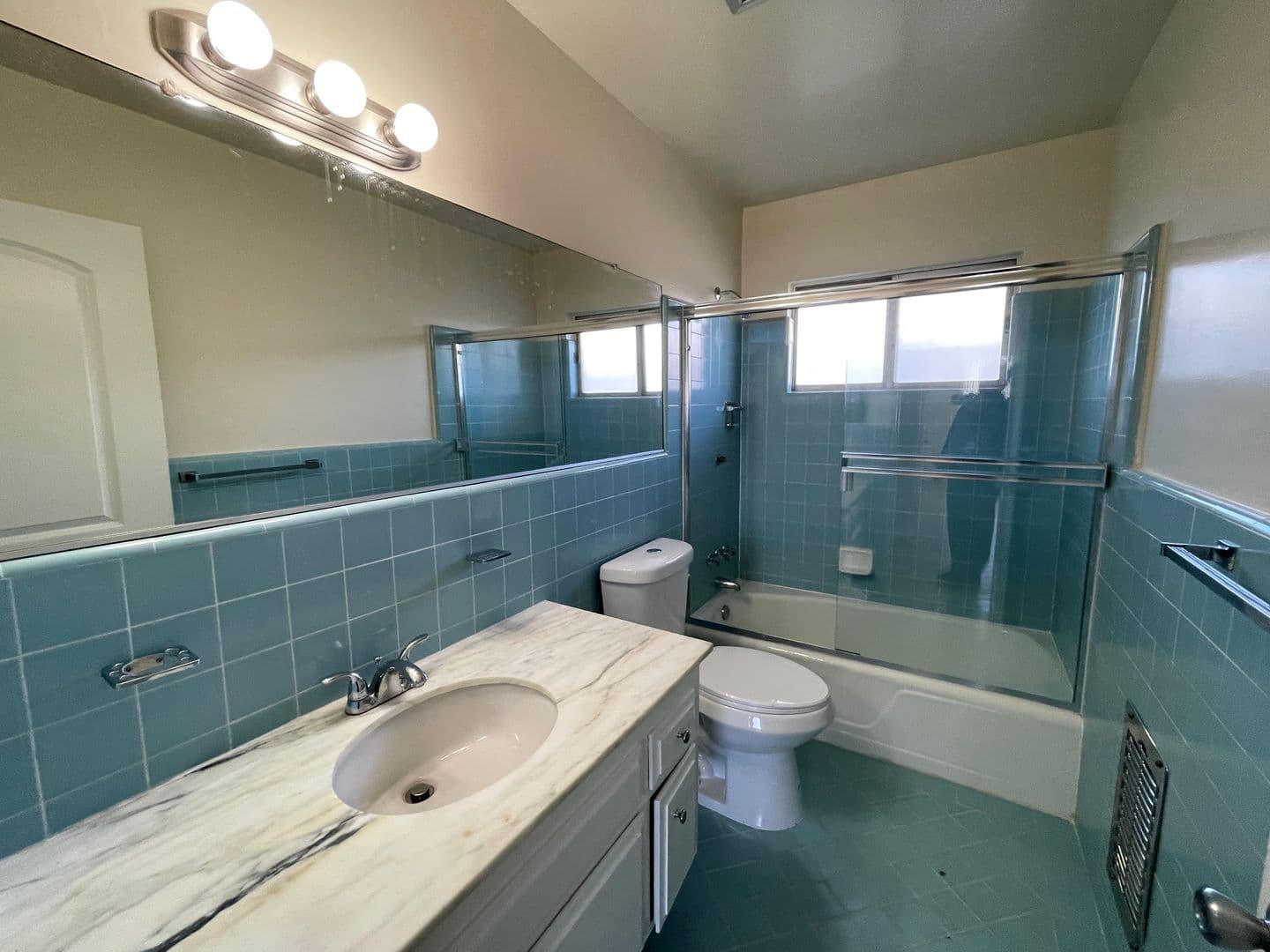 Glendale Apartment: 450 W. Doran St.