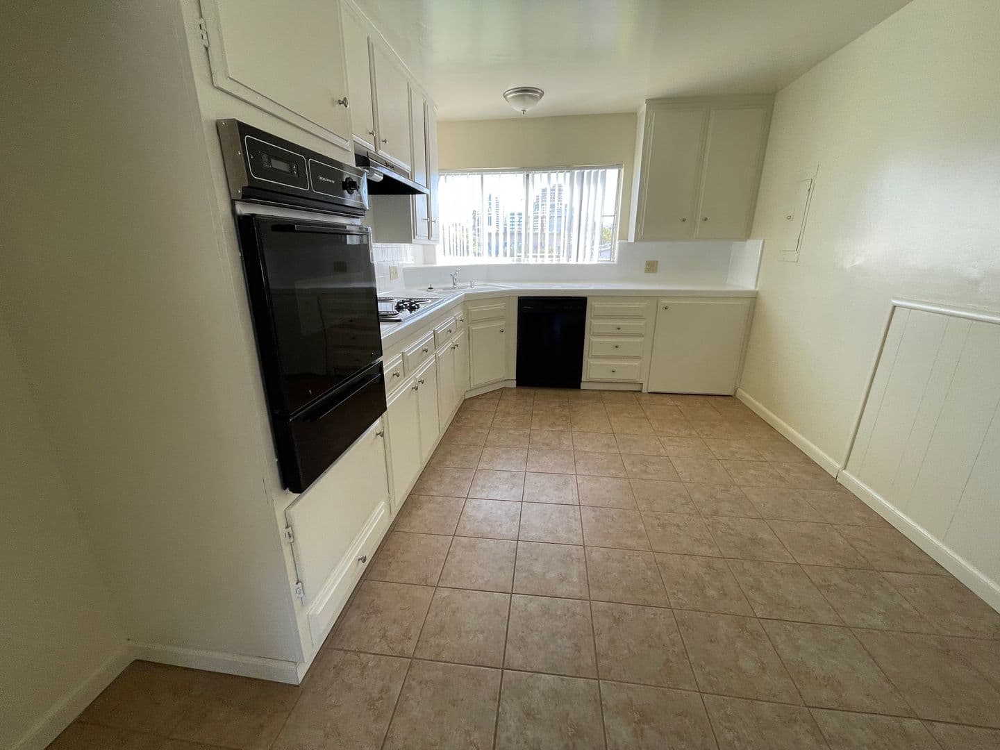 Glendale Apartment: 450 W. Doran St.