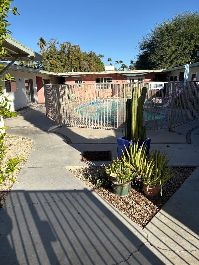 Palm Springs Apartment: 1905 East Tahquitz Canyon Way