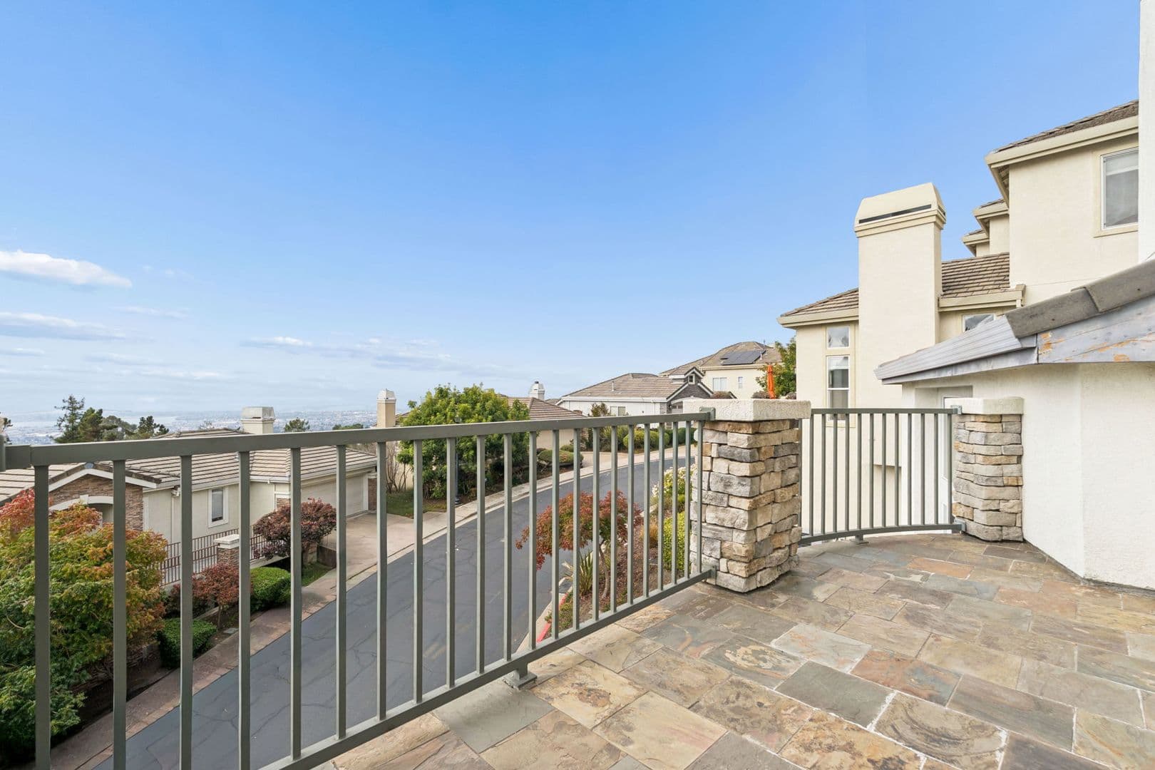 Oakland House: 672 Via Rialto