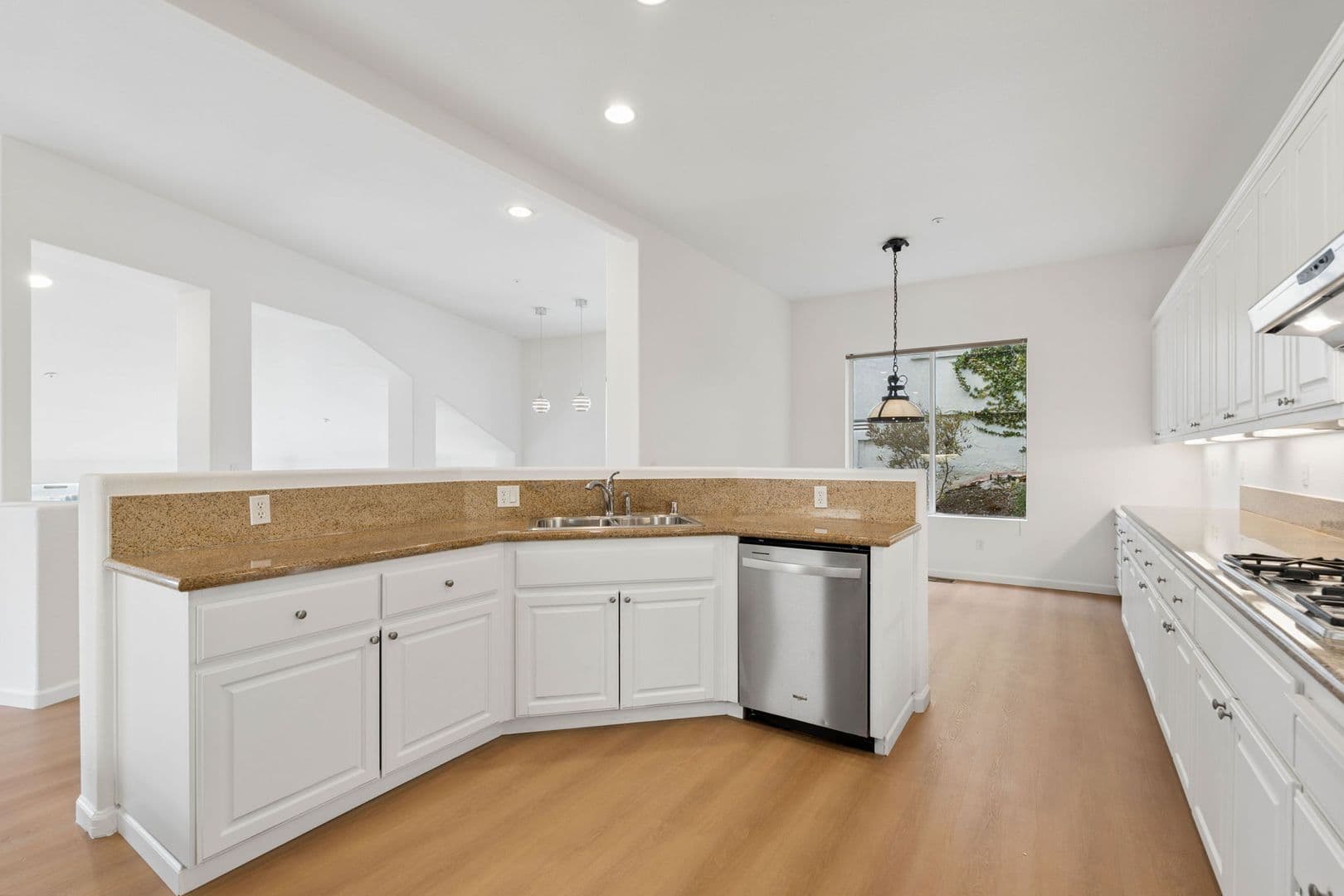 Oakland House: 672 Via Rialto