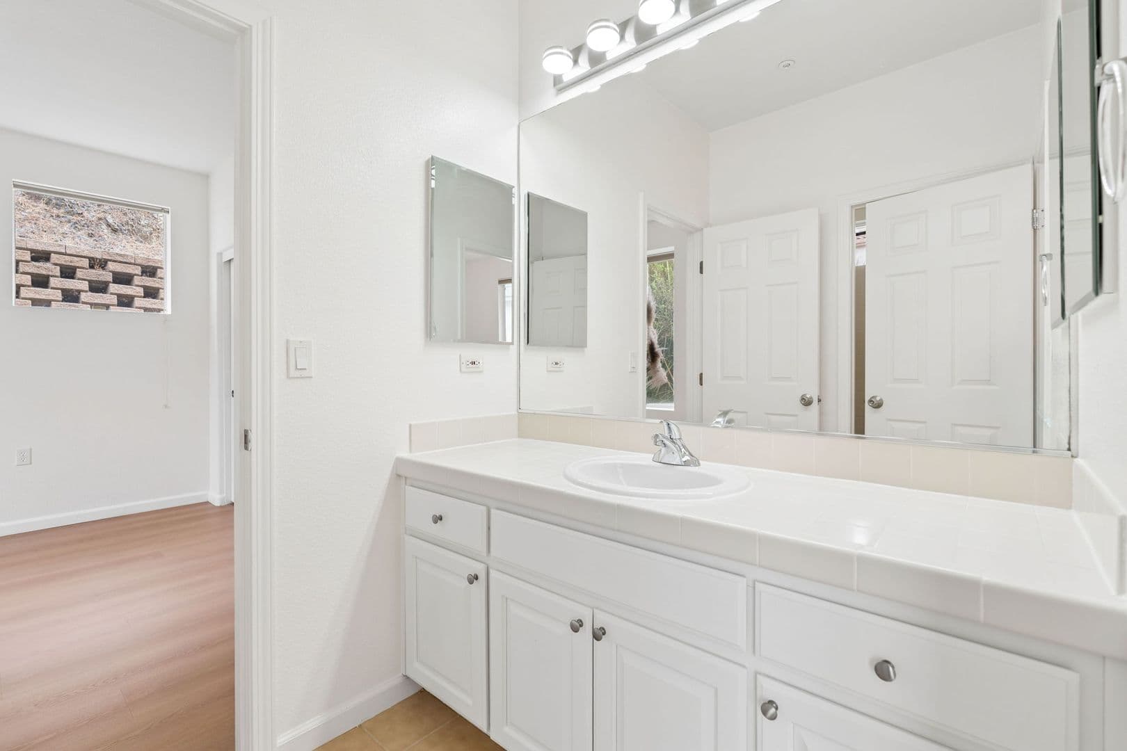 Oakland House: 672 Via Rialto
