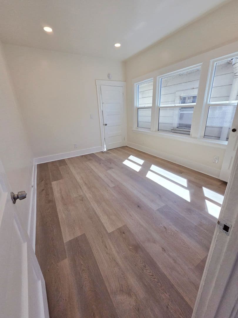 Oakland Apartment: 1439 38th Ave