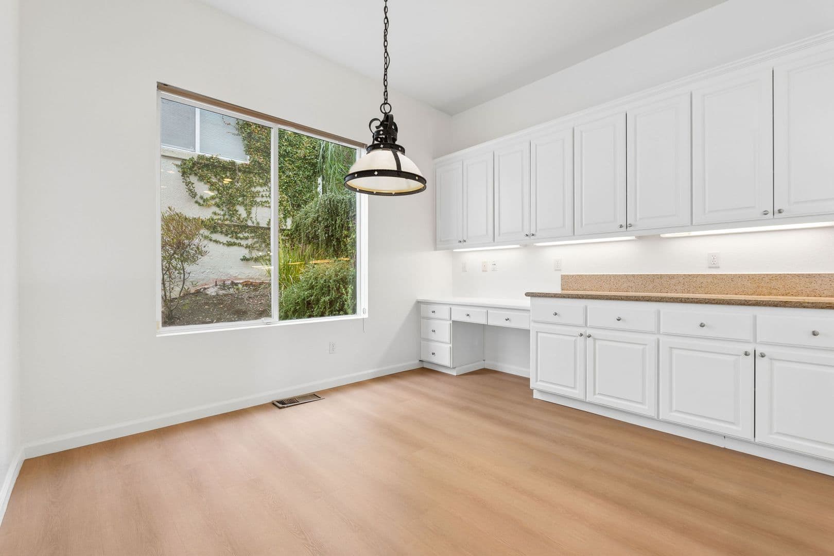 Oakland House: 672 Via Rialto
