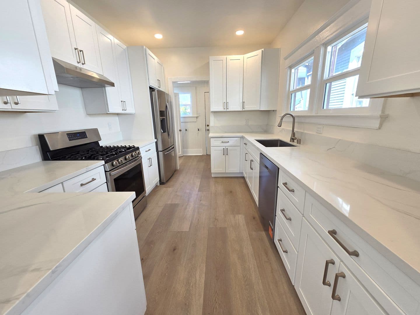 Oakland Apartment: 1439 38th Ave