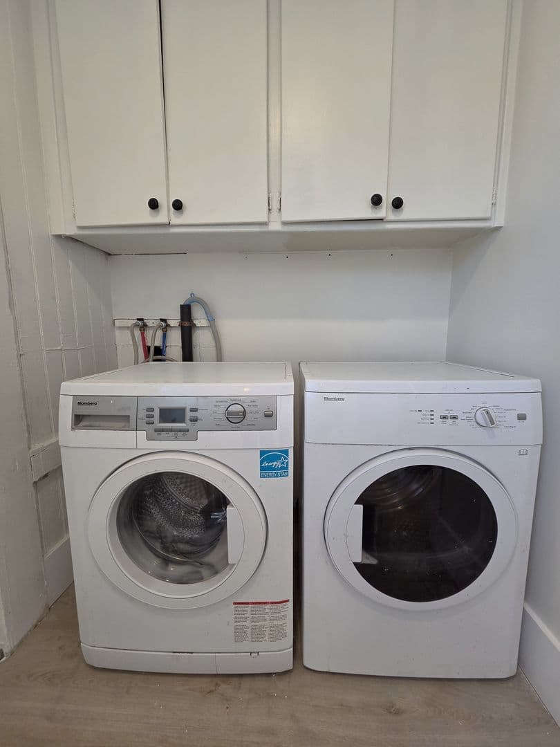 Oakland Apartment: 1439 38th Ave