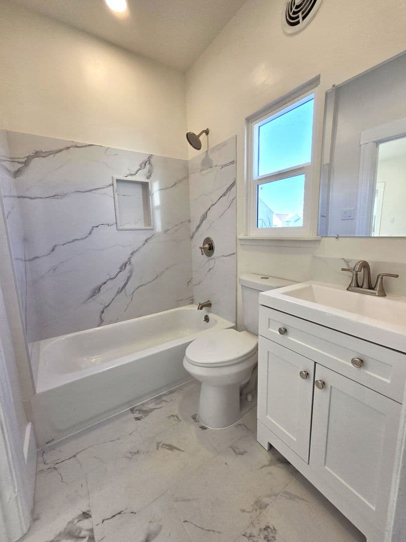 Oakland Apartment: 1439 38th Ave