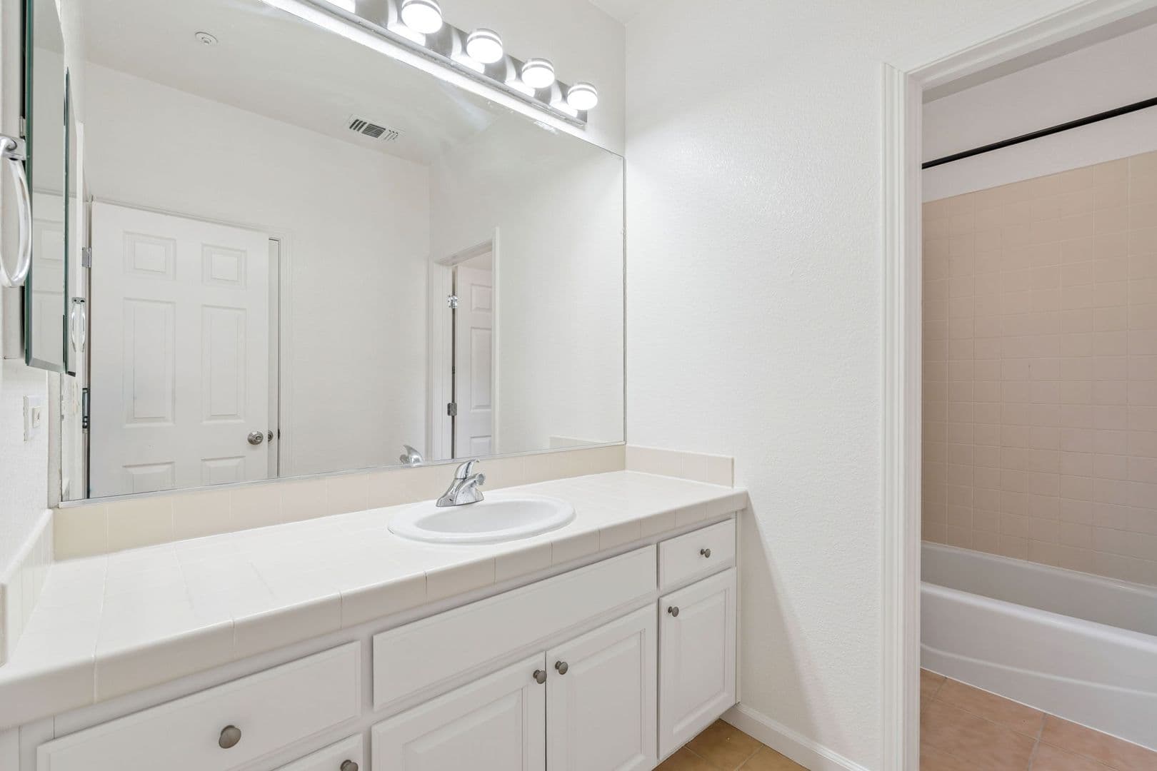 Oakland House: 672 Via Rialto