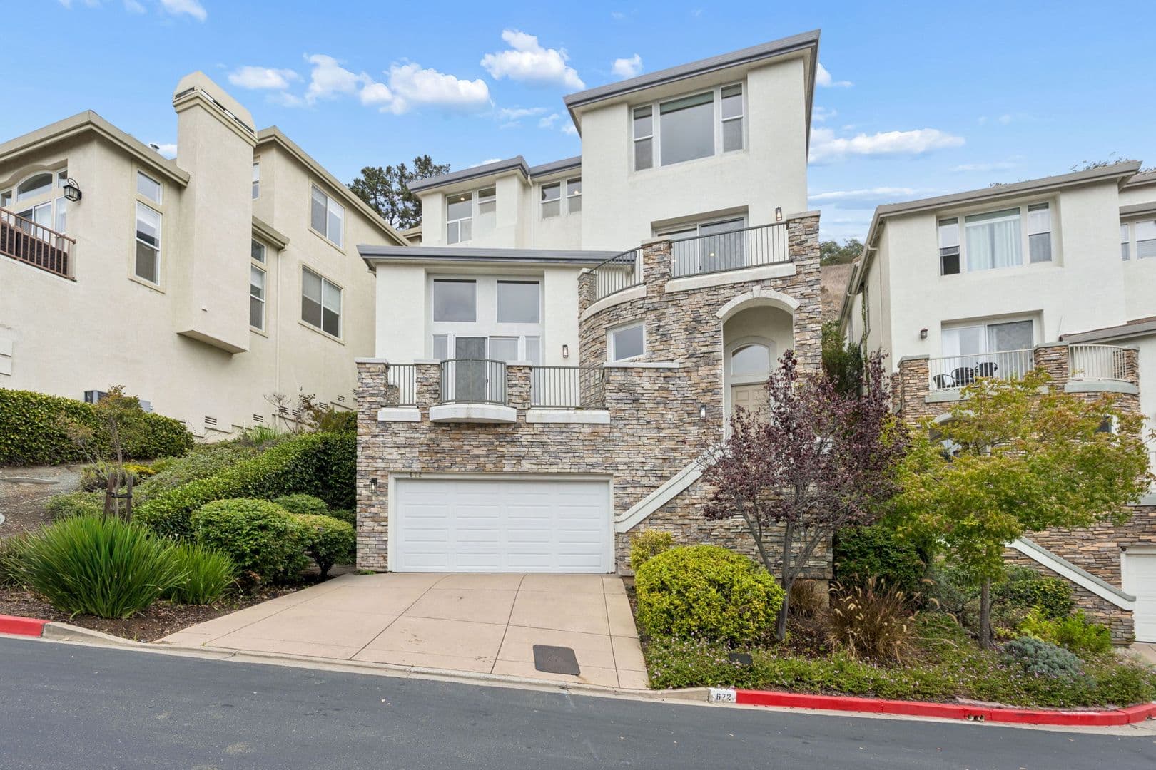 Oakland House: 672 Via Rialto