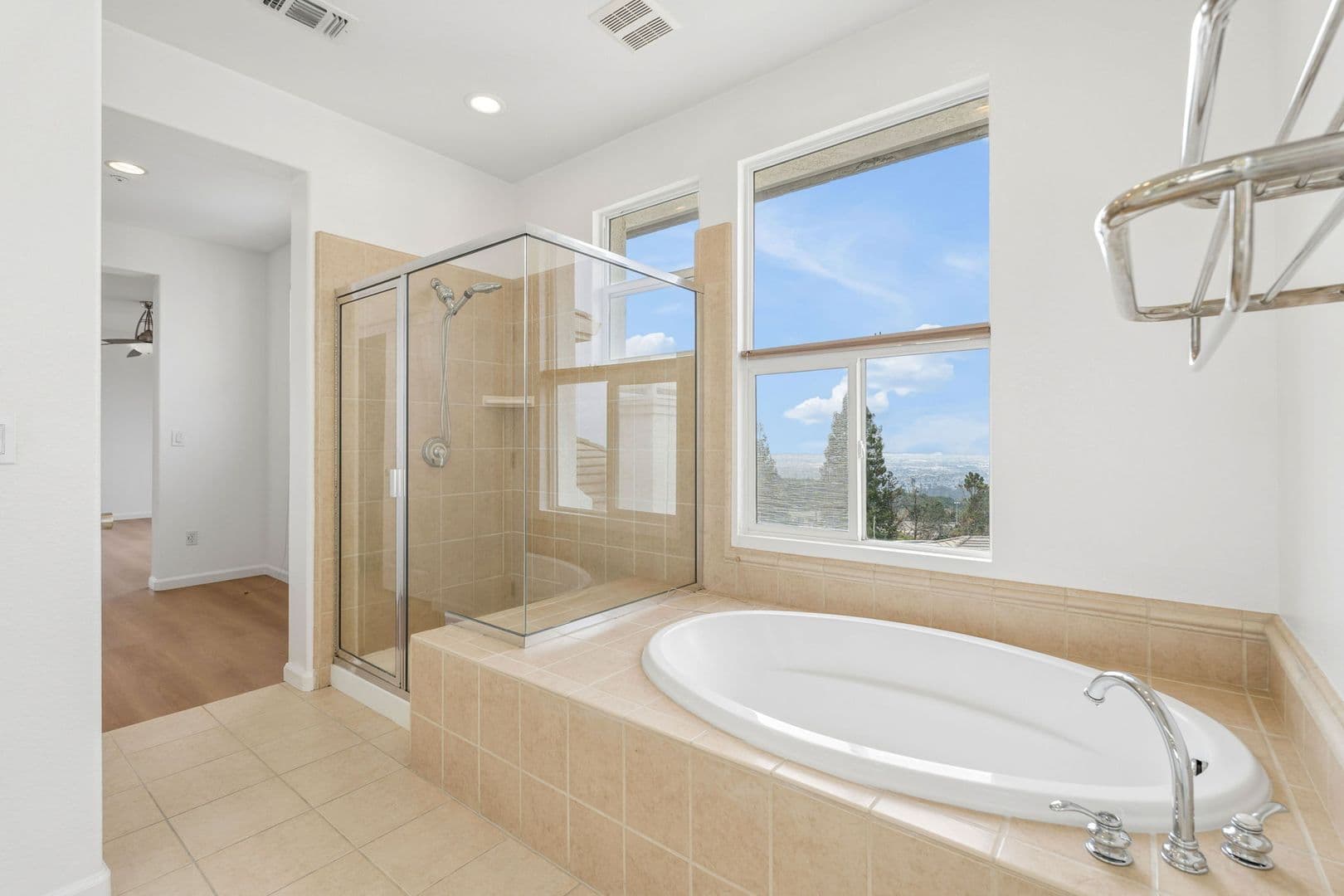 Oakland House: 672 Via Rialto
