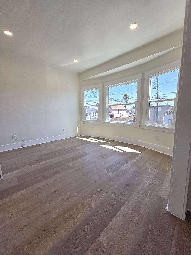Oakland Apartment: 1439 38th Ave