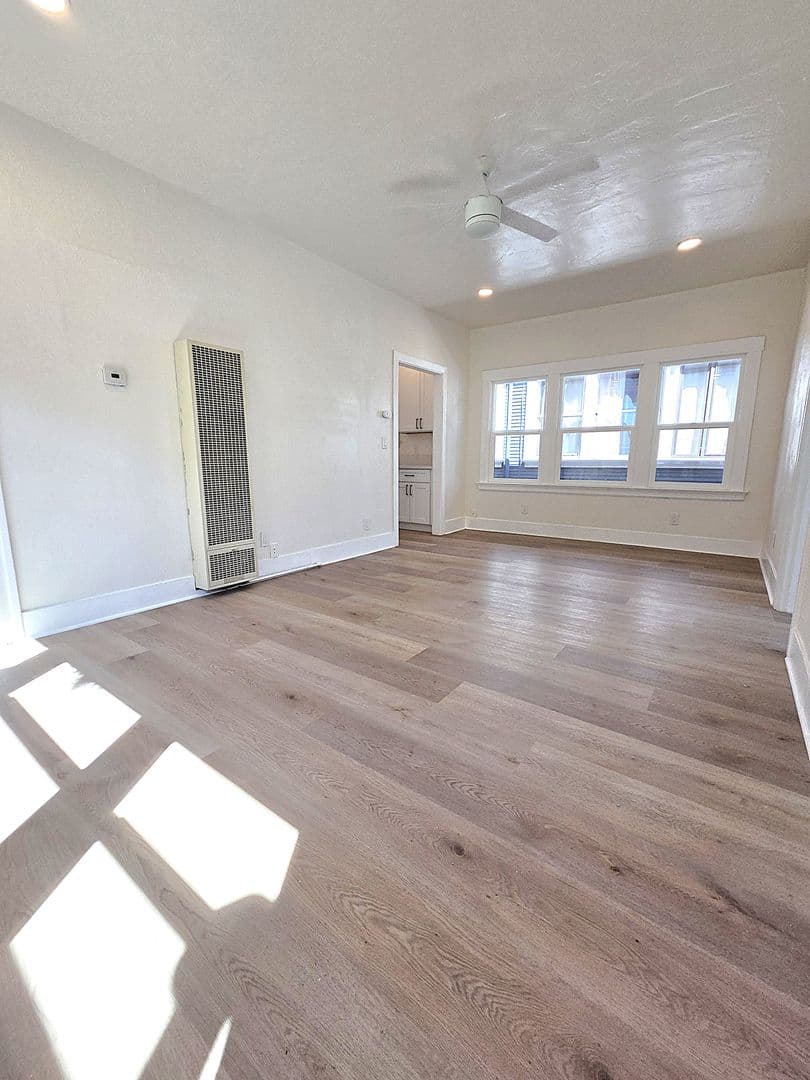 Oakland Apartment: 1439 38th Ave