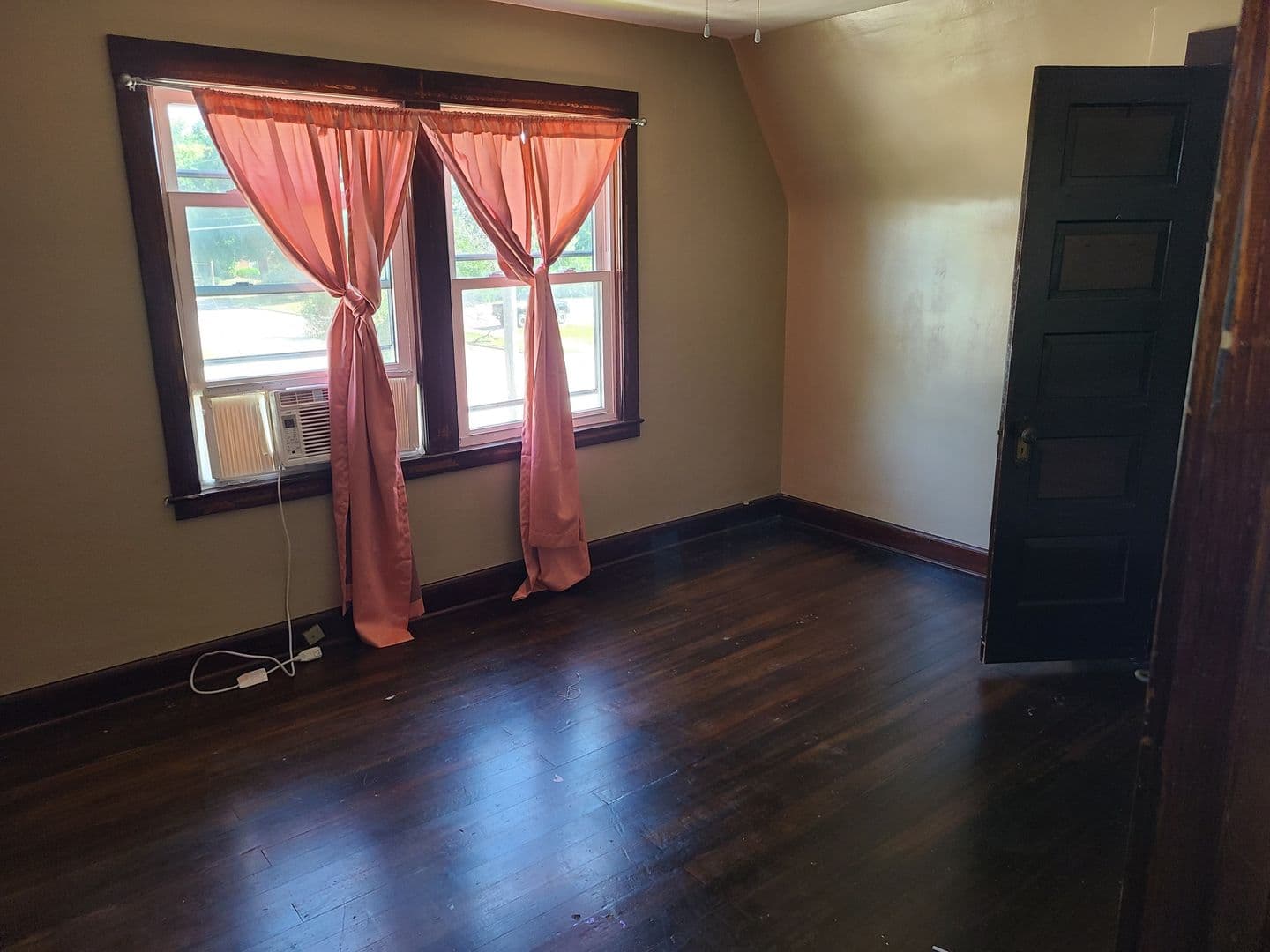 Moline Apartment: 1923 27th St