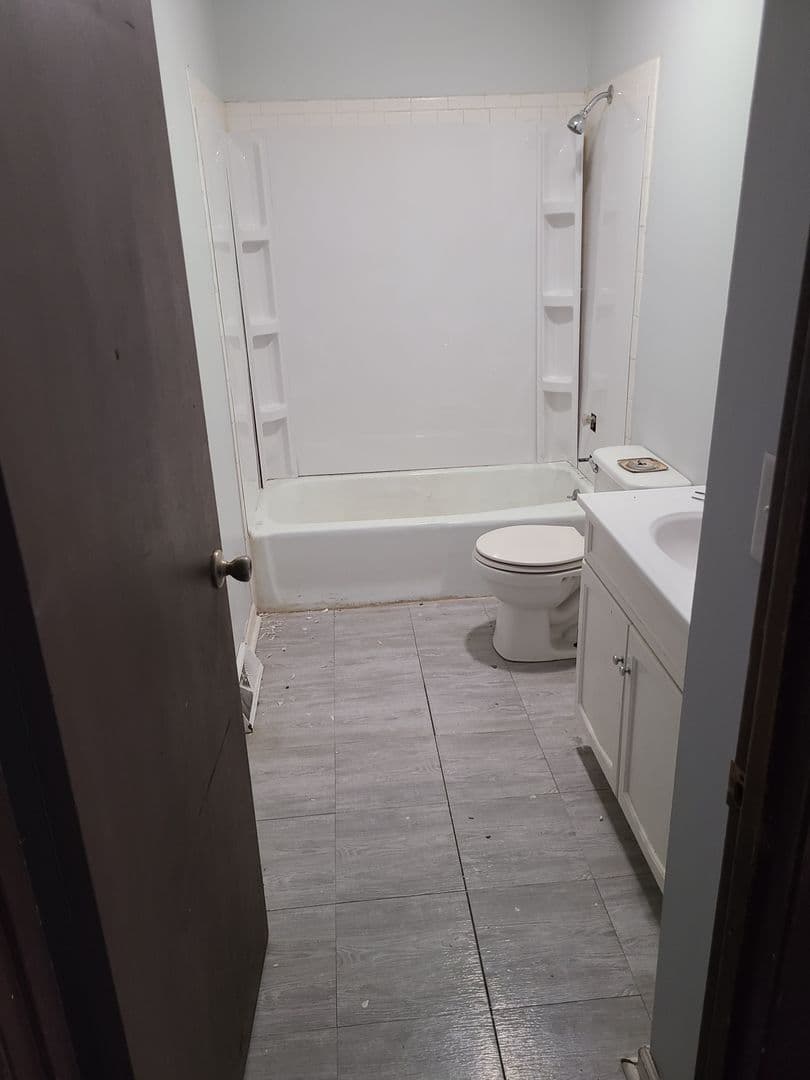 Davenport Apartment: 1916 W 75th PL