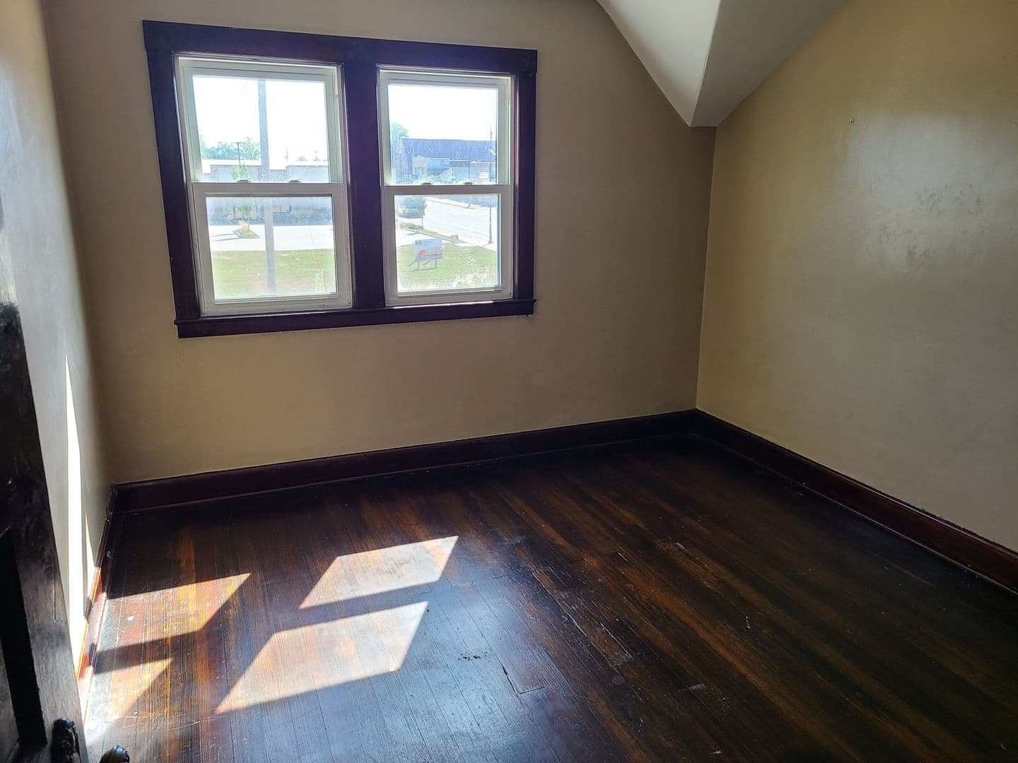 Moline Apartment: 1923 27th St