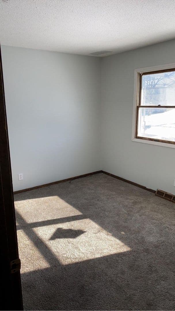 Davenport Apartment: 1916 W 75th PL