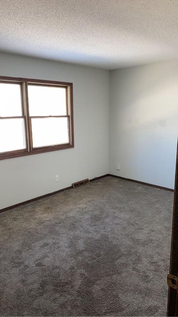 Davenport Apartment: 1916 W 75th PL