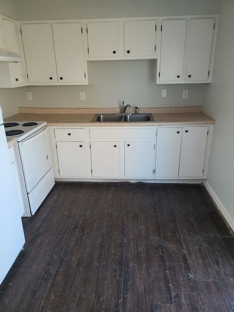 Davenport Apartment: 1916 W 75th PL