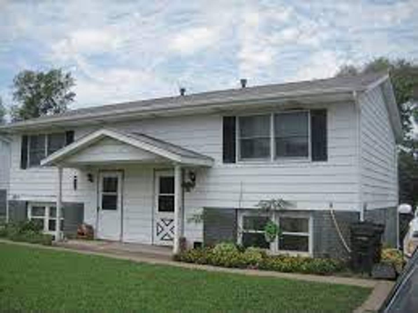Davenport Apartment: 1916 W 75th PL
