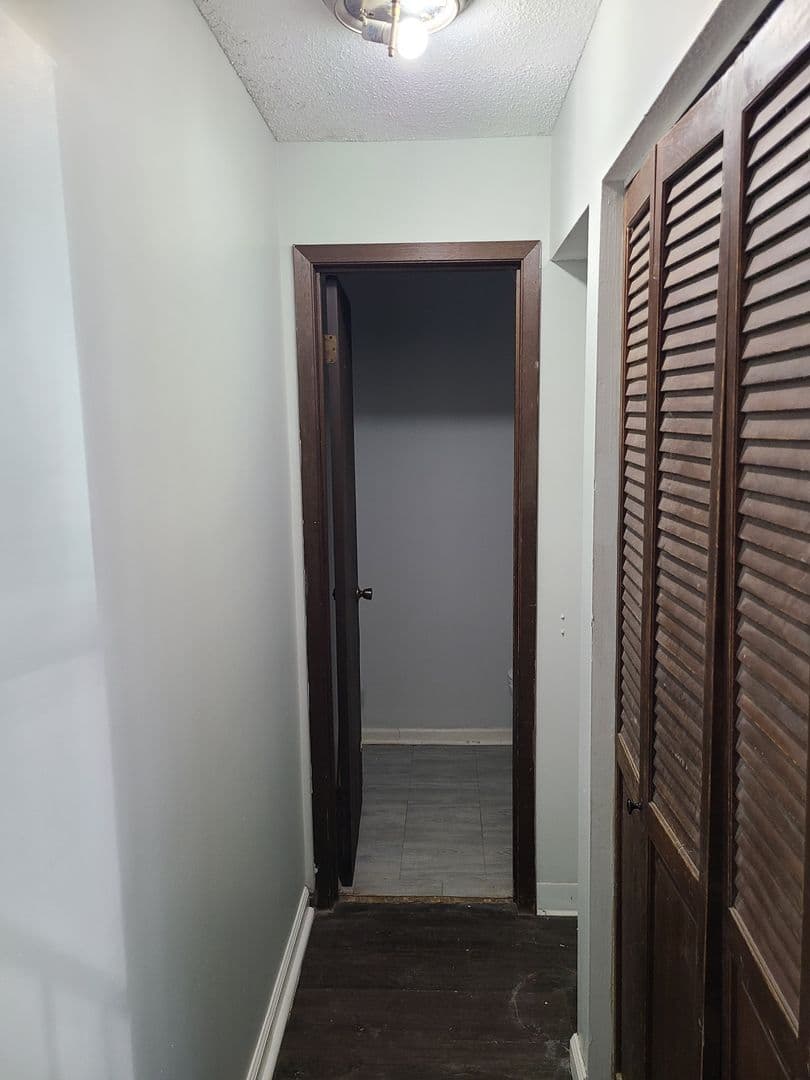 Davenport Apartment: 1916 W 75th PL