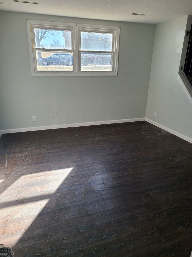 Davenport Apartment: 1916 W 75th PL