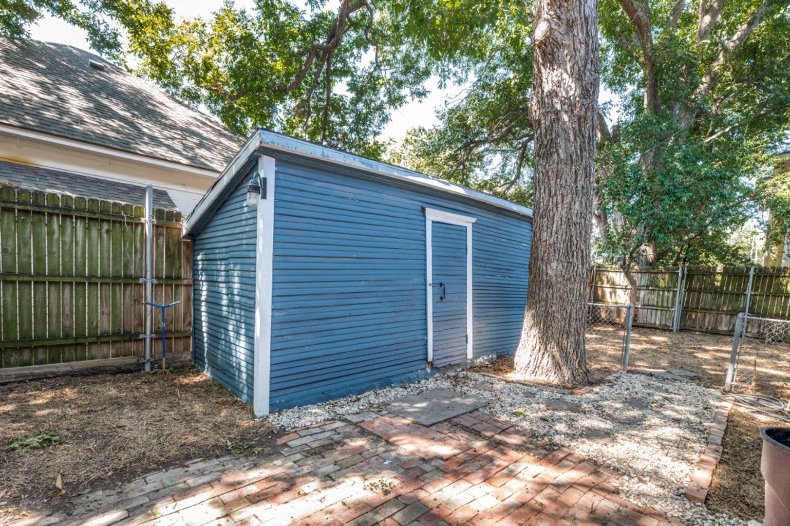 Waxahachie House: 415 W Franklin Street