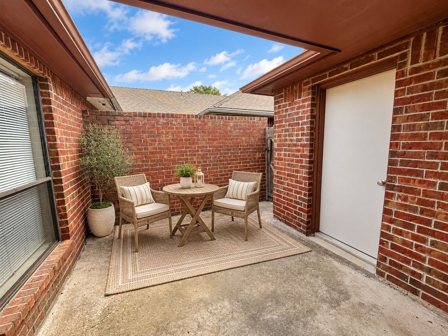 Arlington House: 5531 Whisper Glen Drive