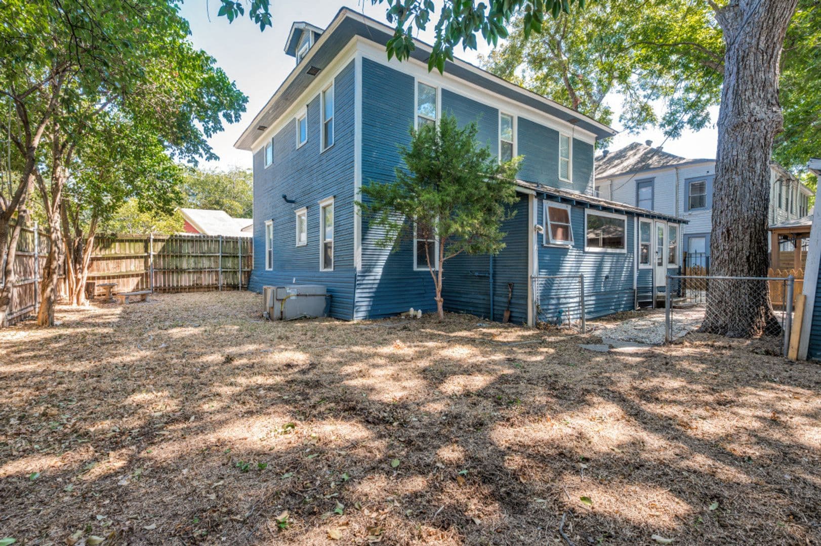 Waxahachie House: 415 W Franklin Street