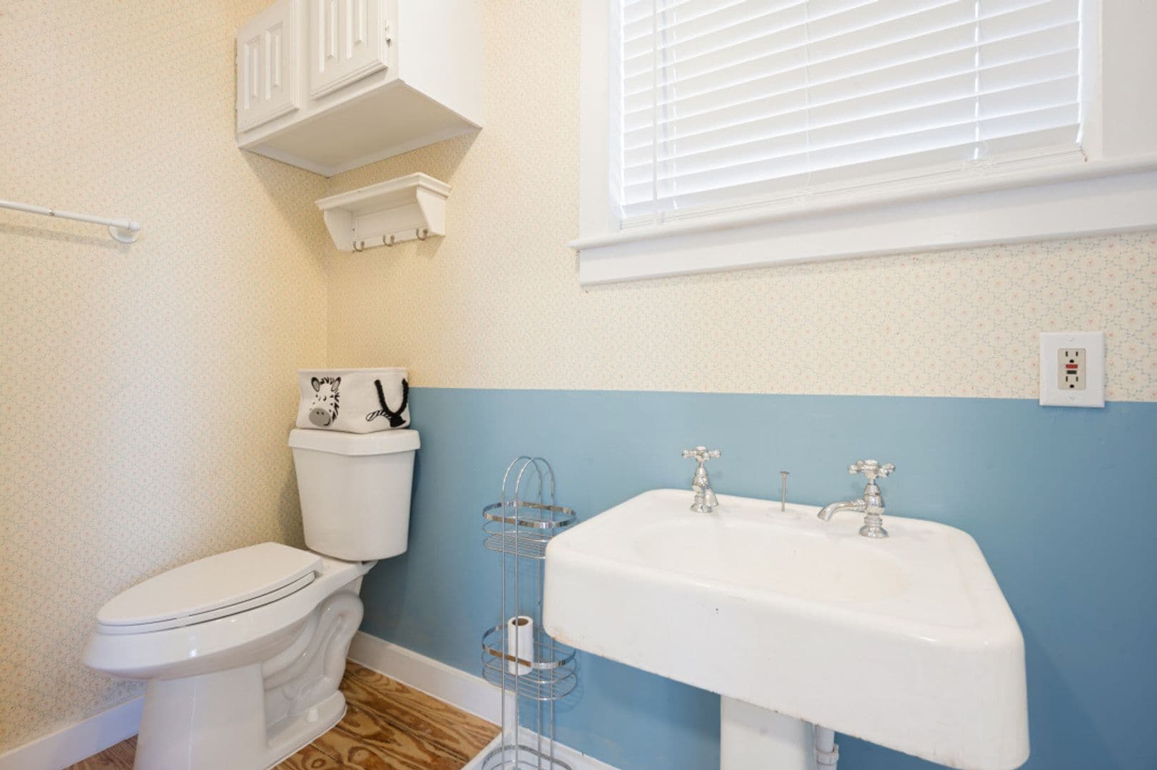 Waxahachie House: 415 W Franklin Street