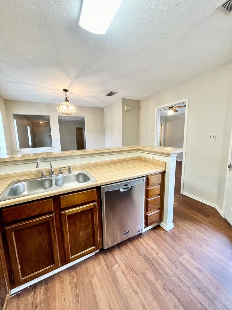 Arlington House: 5531 Whisper Glen Drive