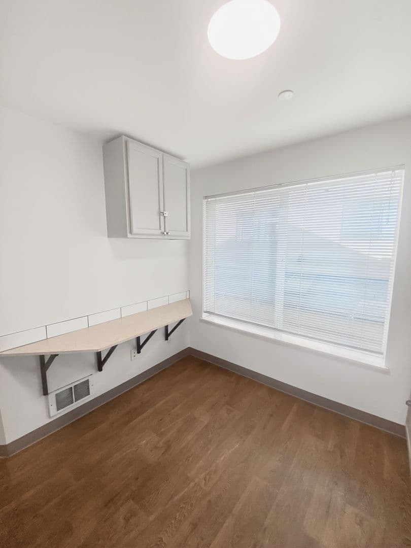 Seattle Apartment: 4245 8th Ave NE #B