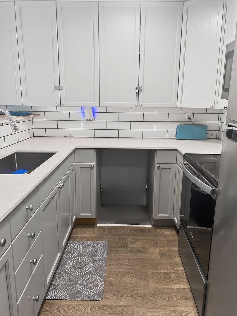 Seattle Apartment: 4245 8th Ave NE #B