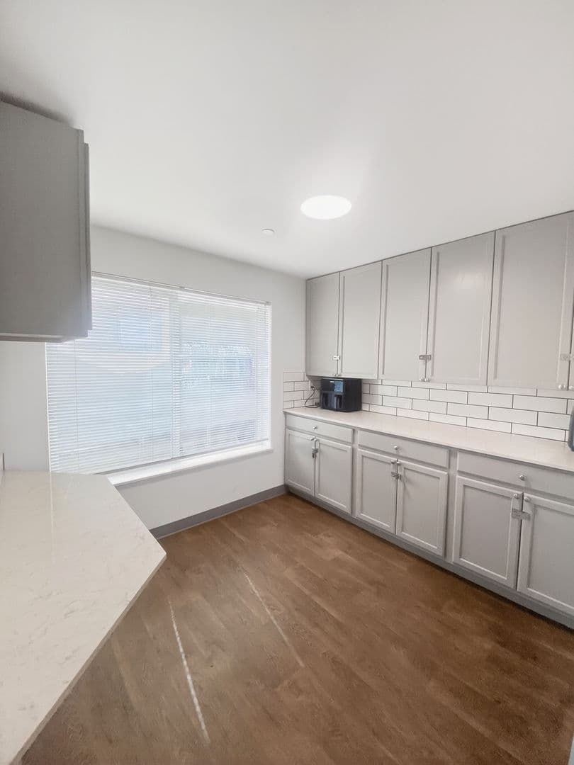 Seattle Apartment: 4245 8th Ave NE #B