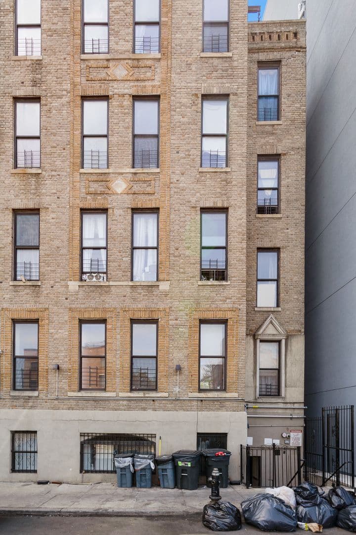 Brooklyn Apartment: 2342 Atlantic Avenue