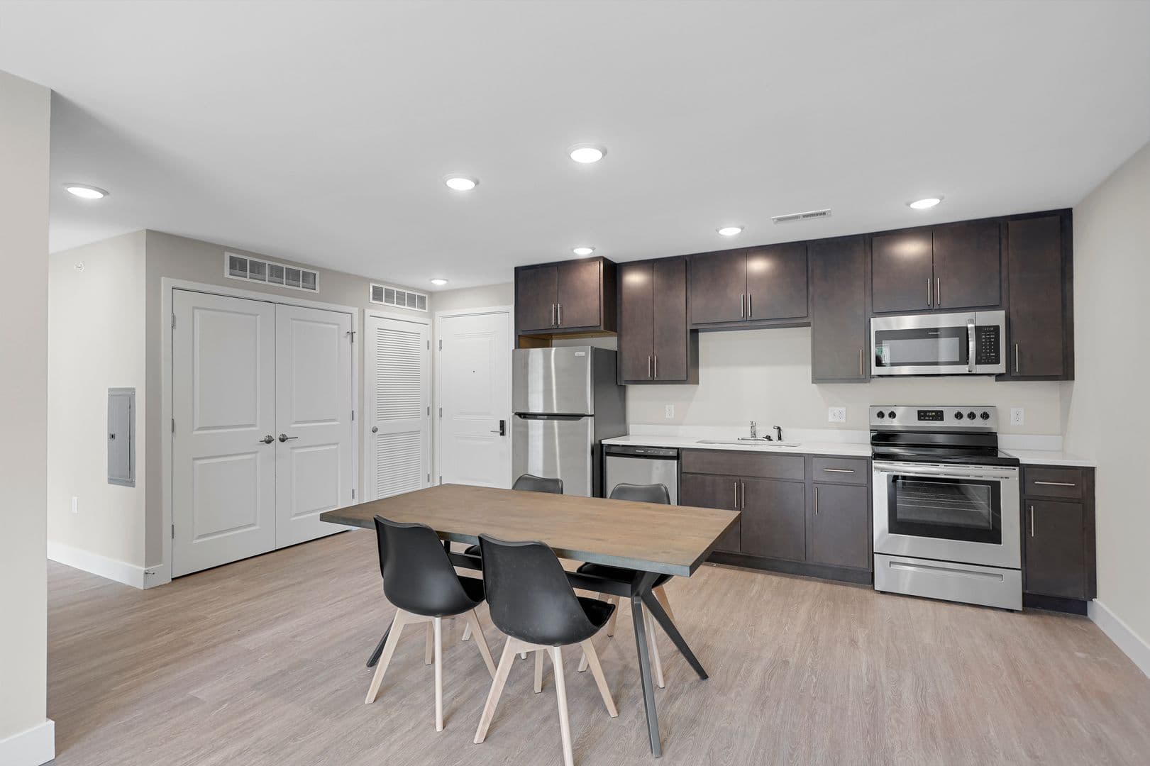 Urbana Apartment: 707 W Springfield Avenue