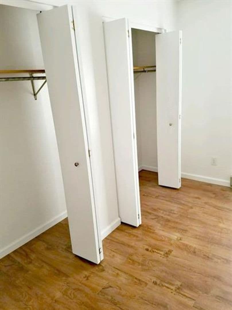 Urbana Apartment: 202 Hartle Avenue