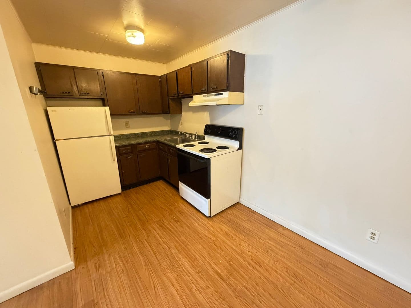 White Heath Apartment: 202 W Commercial St