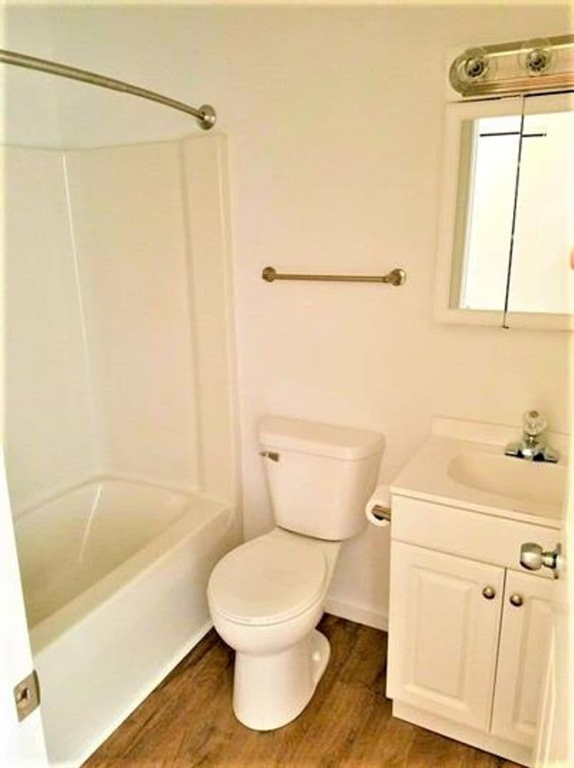 Urbana Apartment: 202 Hartle Avenue