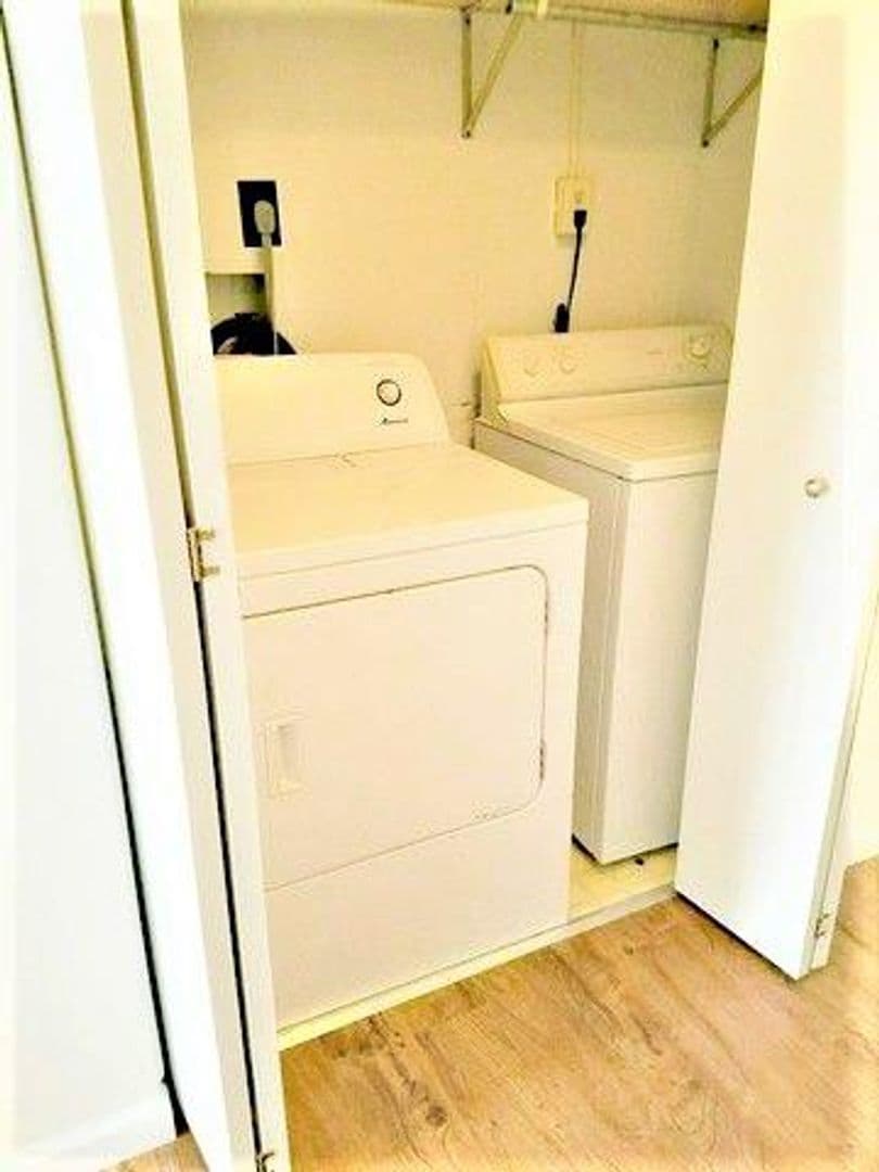 Urbana Apartment: 202 Hartle Avenue