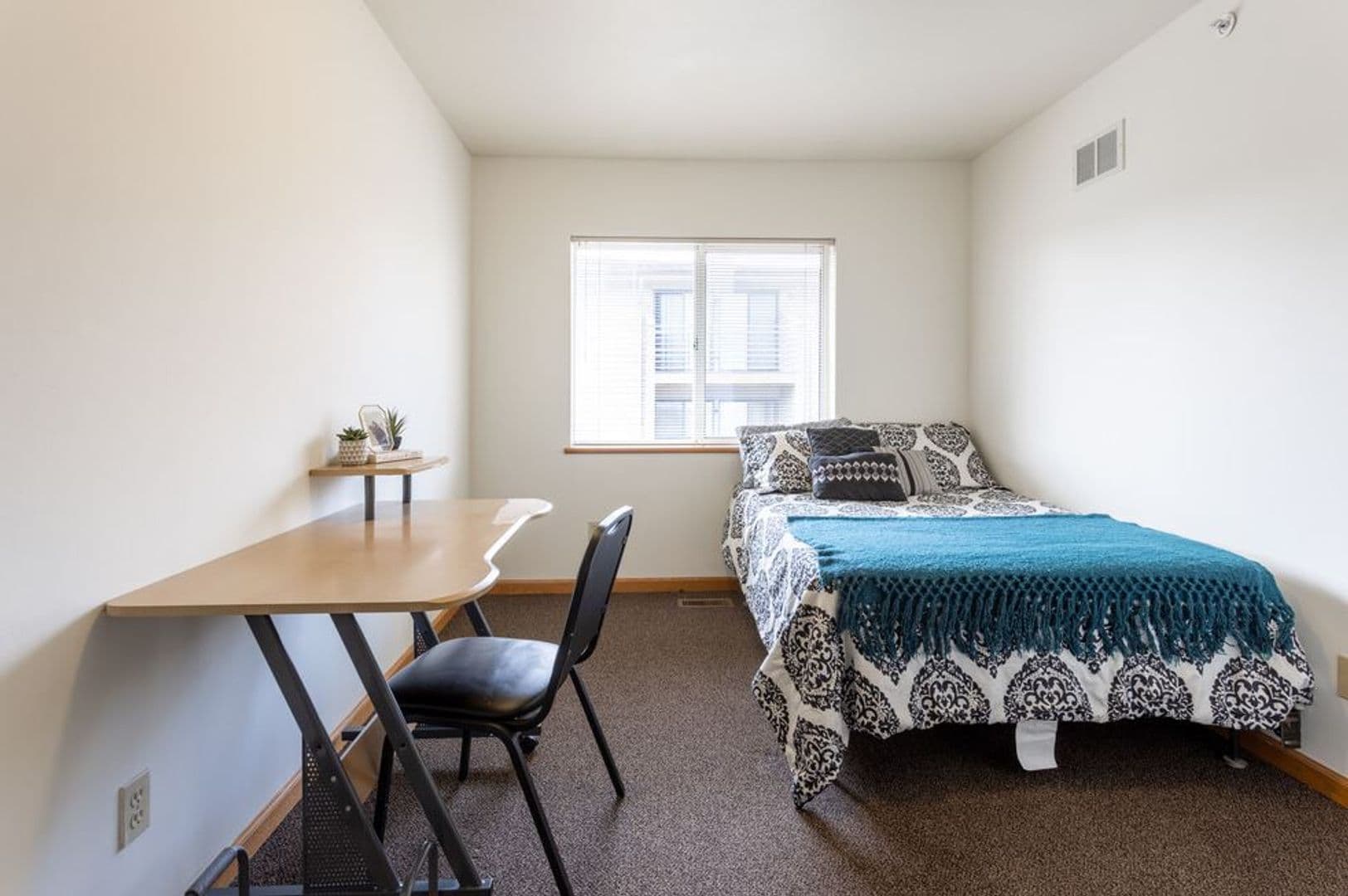 Urbana Apartment: 905 West Springfield Avenue