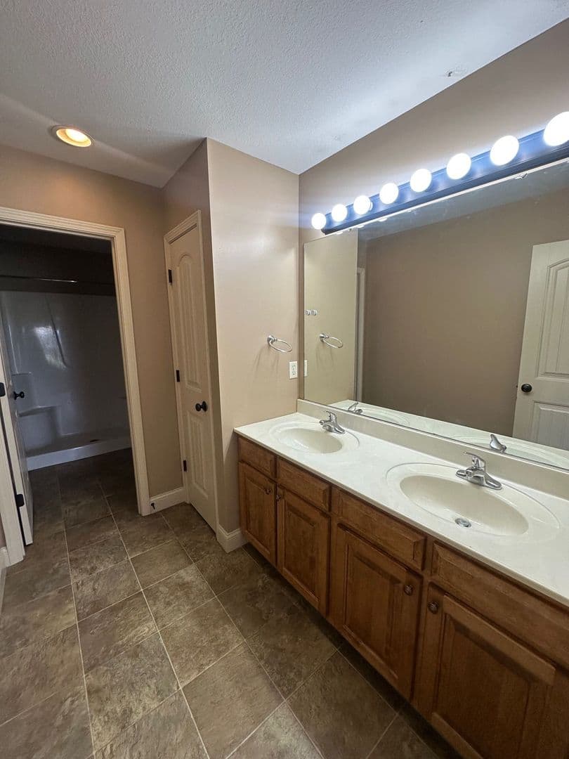 Mahomet Apartment: 1604 South Division Street