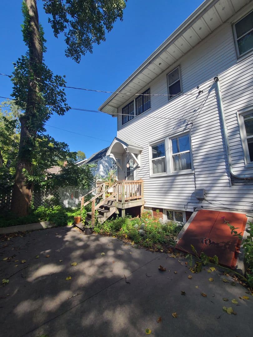Champaign House: 609 S Prairie Ave