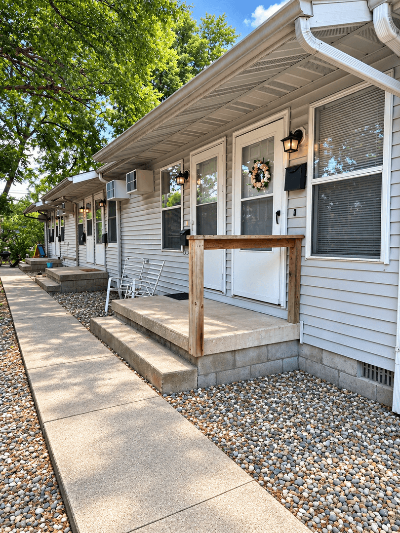 Urbana Apartment: 202 Hartle Avenue