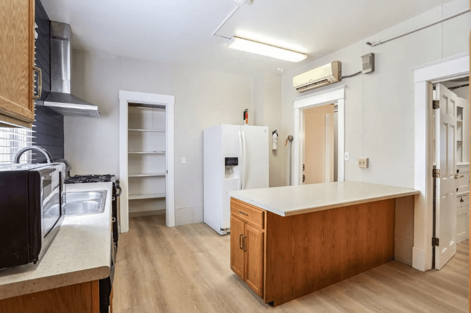 Champaign House: 506 E Church St